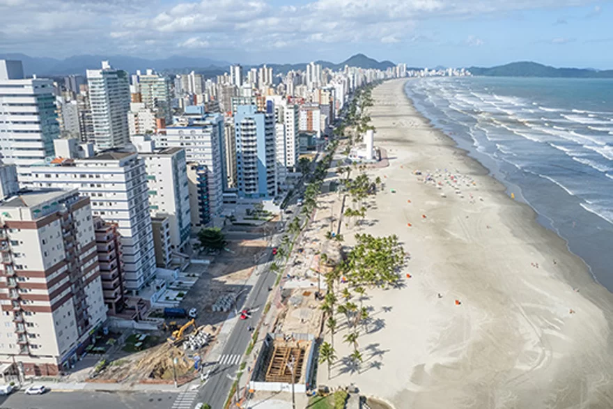 Vista aérea da orla de Praia Grande com condomínios na Baixada Santista